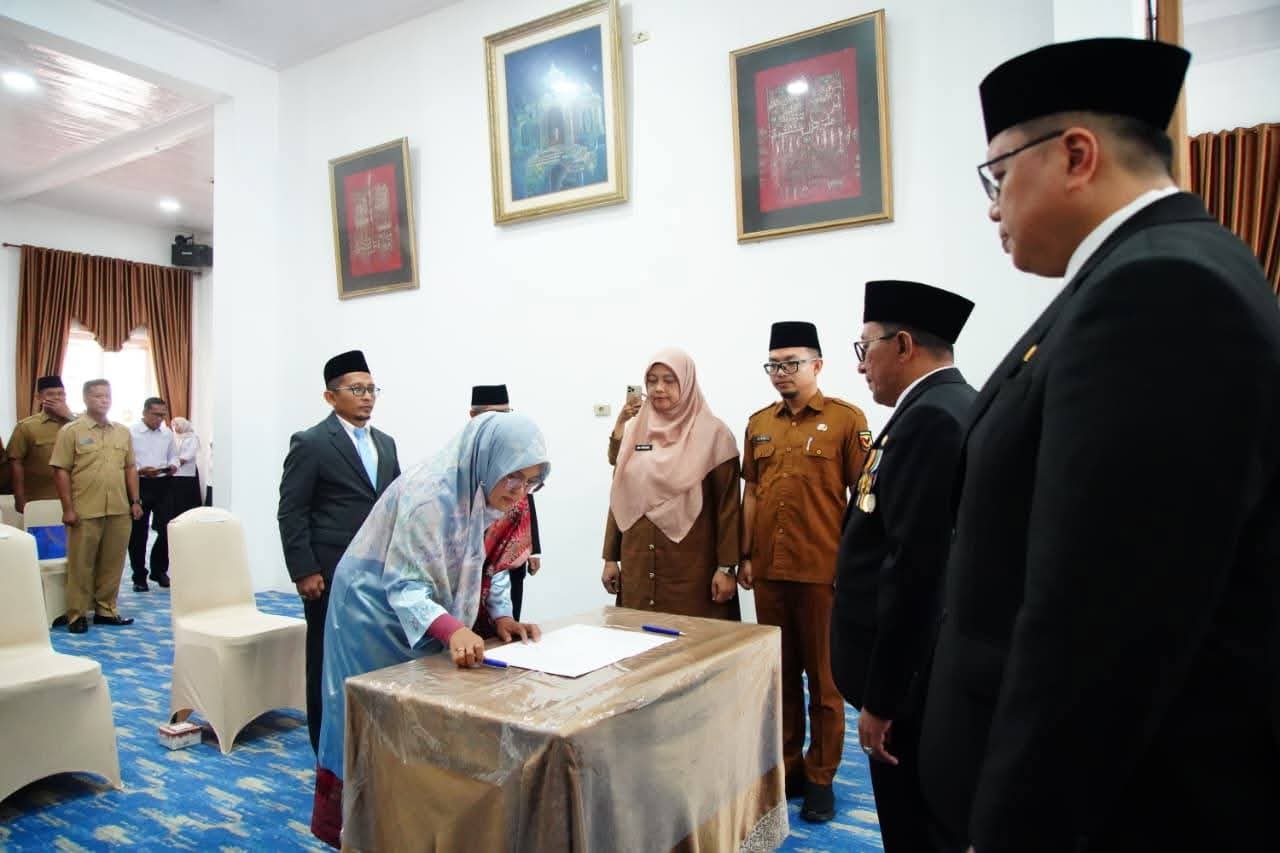 Bupati Eka Putra Lantik Empat Pejabat Administrator di Pemerintah Kabupaten Tanah Datar
