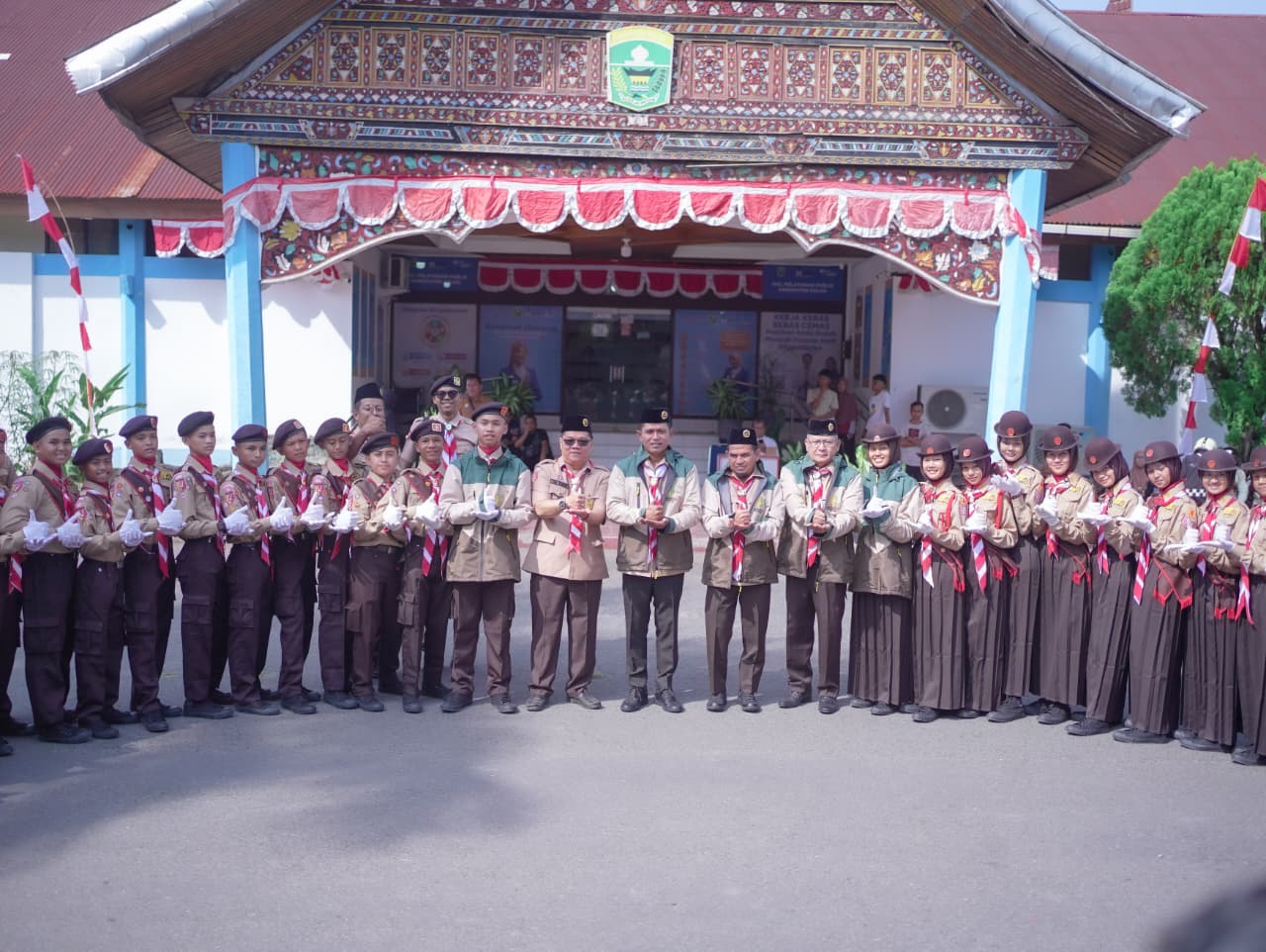 Bupati Jon Firman Pandu Lepas Kontingen Jambore Nasional XII Kwarcab 0302 Gerakan Pramuka Kabupaten Solok