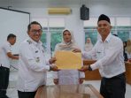 Bupati Tanah Datar Eka Putra Serahkan SK Penugasan Guru Sebagai Kepala Sekolah