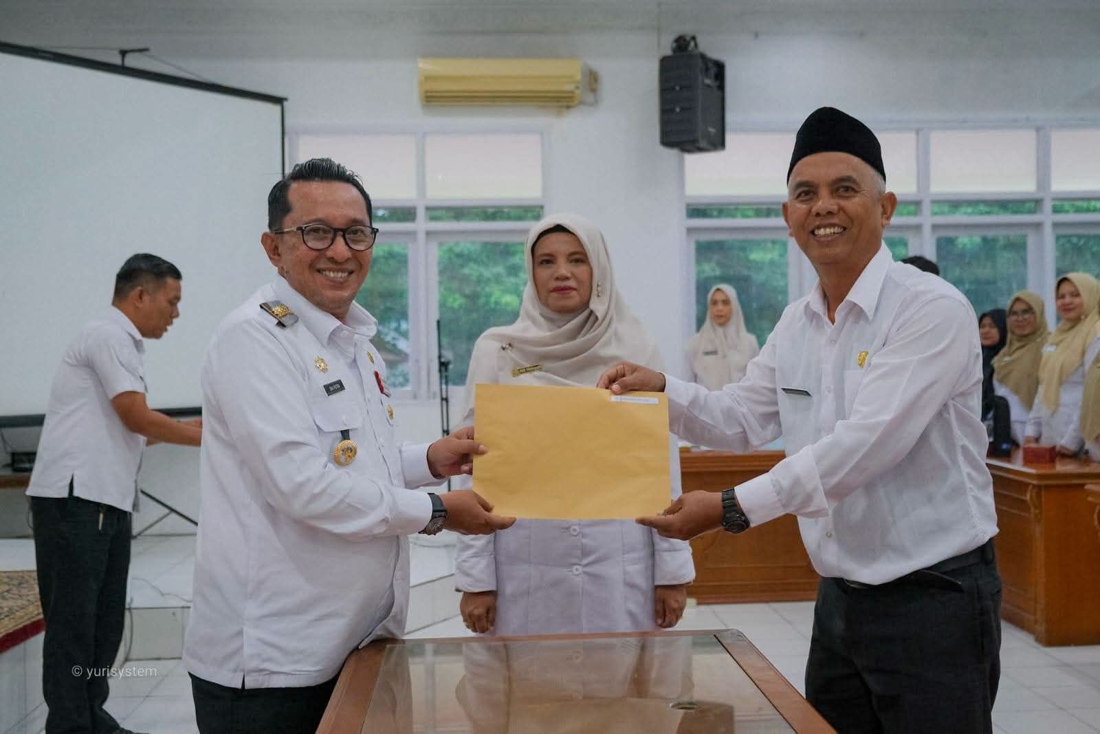 Bupati Tanah Datar Eka Putra Serahkan SK Penugasan Guru Sebagai Kepala Sekolah