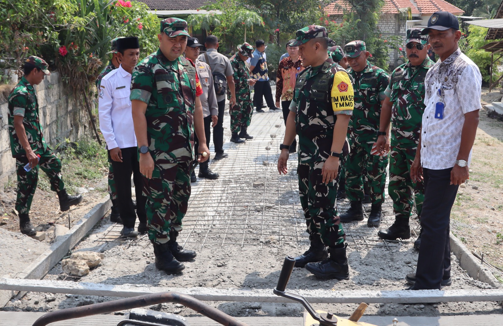 Ditinjau Tim Wasev Ster TNI Brigjen M. Herry Subagyo, Pelaksanaan TMMD ke-129 Kodim 0813 Bojonegoro di Kesongo Panen Pujian