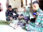 Gagah di Lapangan, Telaten Menganyam Janur, Potret Kemanunggalan Satgas TMMD ke-129 Kodim 0813 Bojonegoro di Kesongo