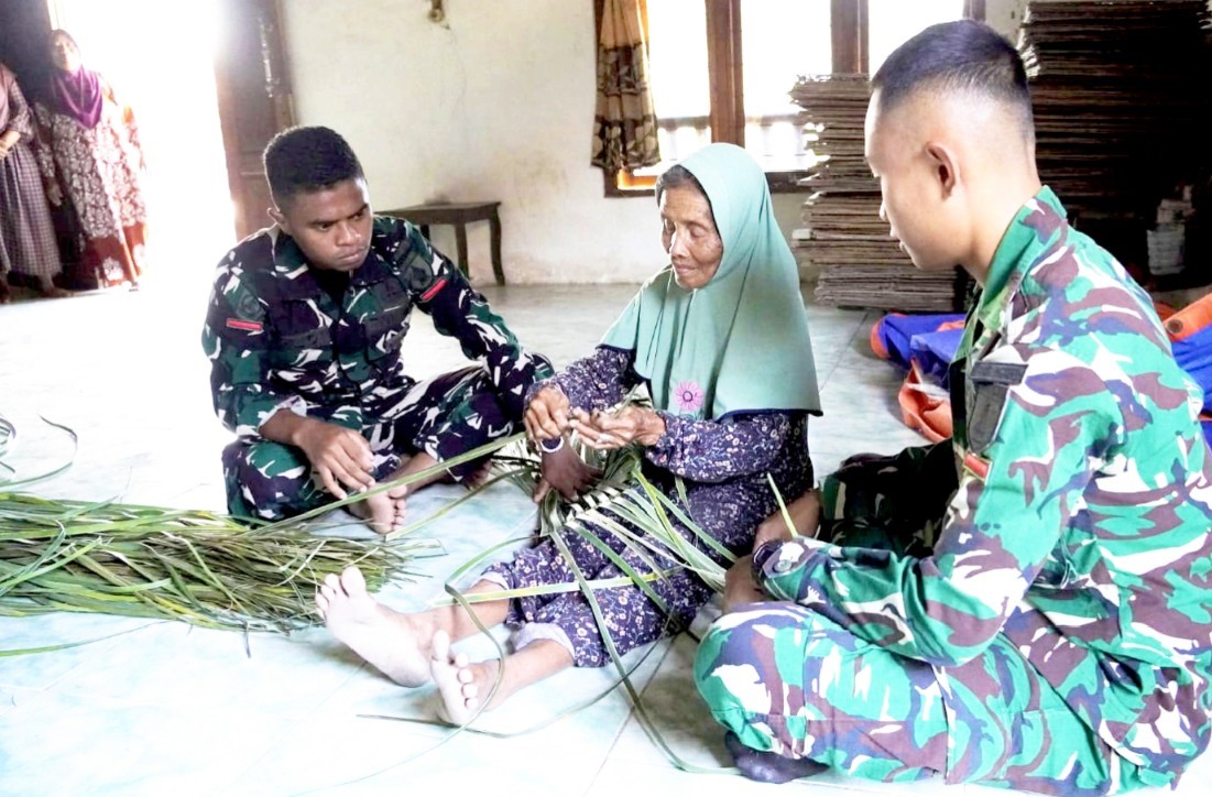 Gagah di Lapangan, Telaten Menganyam Janur, Potret Kemanunggalan Satgas TMMD ke-129 Kodim 0813 Bojonegoro di Kesongo
