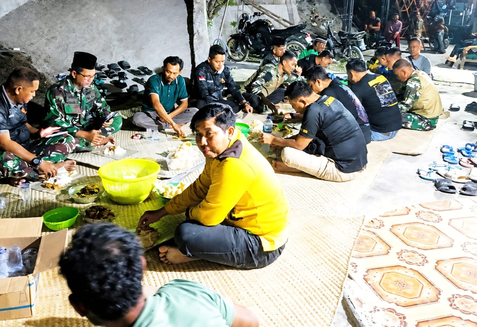 Kemanunggalan TNI-Rakyat, Warga Kesongo Gelar Makan Bersama Rayakan Kesuksesan TMMD ke- 129 Kodim 0813 Bojonegoro