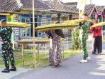 Kemanunggalan di Atas Widik, Cerita Kehangatan Satgas TMMD ke-129 Kodim 0813 Bojonegoro Bantu Olah Tembakau Petani Kesongo