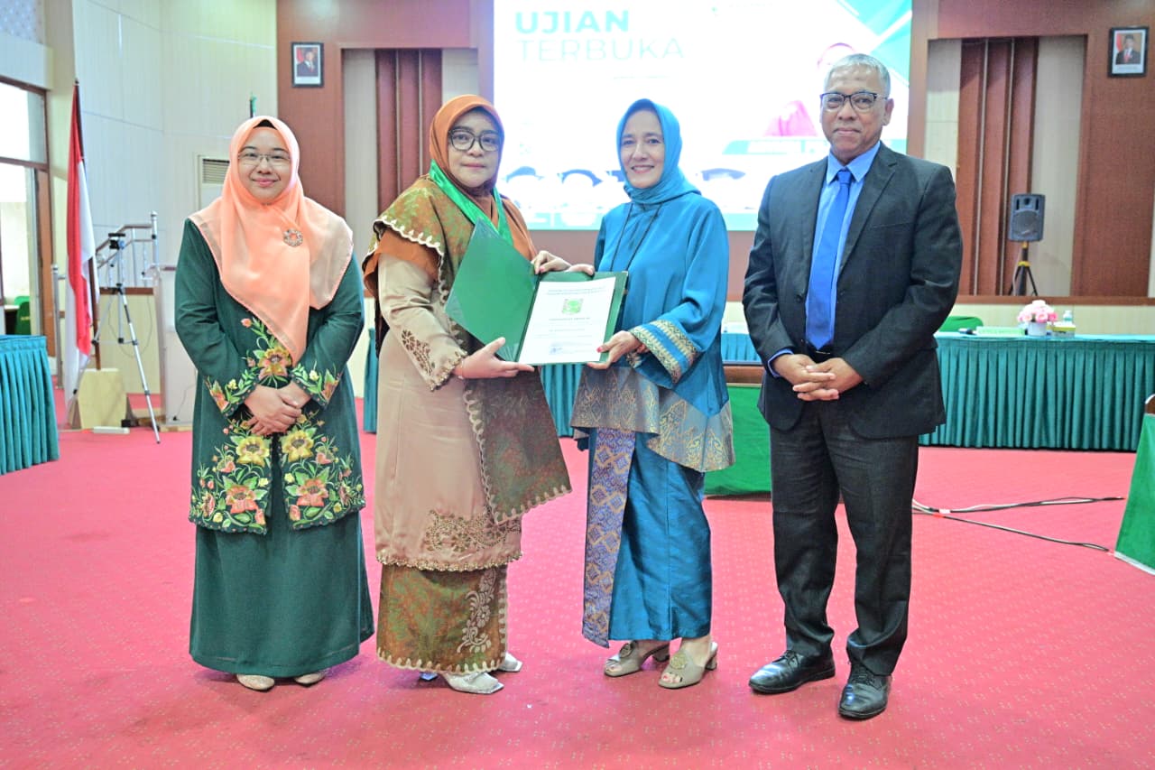 Kembangkan Edukasi Gigi Anak Berbasis Website, Ketua DWP Sumbar Arymbi Pujiastuty Raih Doktor