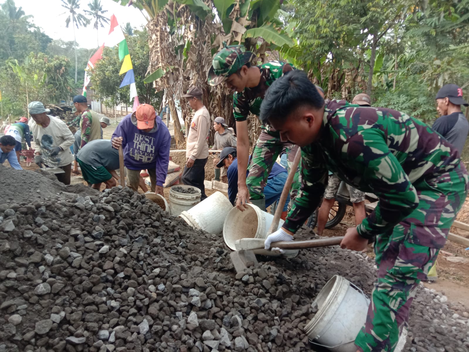 Kerja Tulus dan Ikhlas Adalah Ibadah, Warga Dusun Gombyong Apresiasi Satgas TMMD Reguler ke-129 Kodim 0714 Salatiga