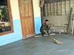 Ketelitian Demi Kualitas, Satgas TMMD ke-129 Kodim 0813 Bojonegoro Sulap Sapu Lidi Jadi Tekstur Lantai Aman dan Rapi