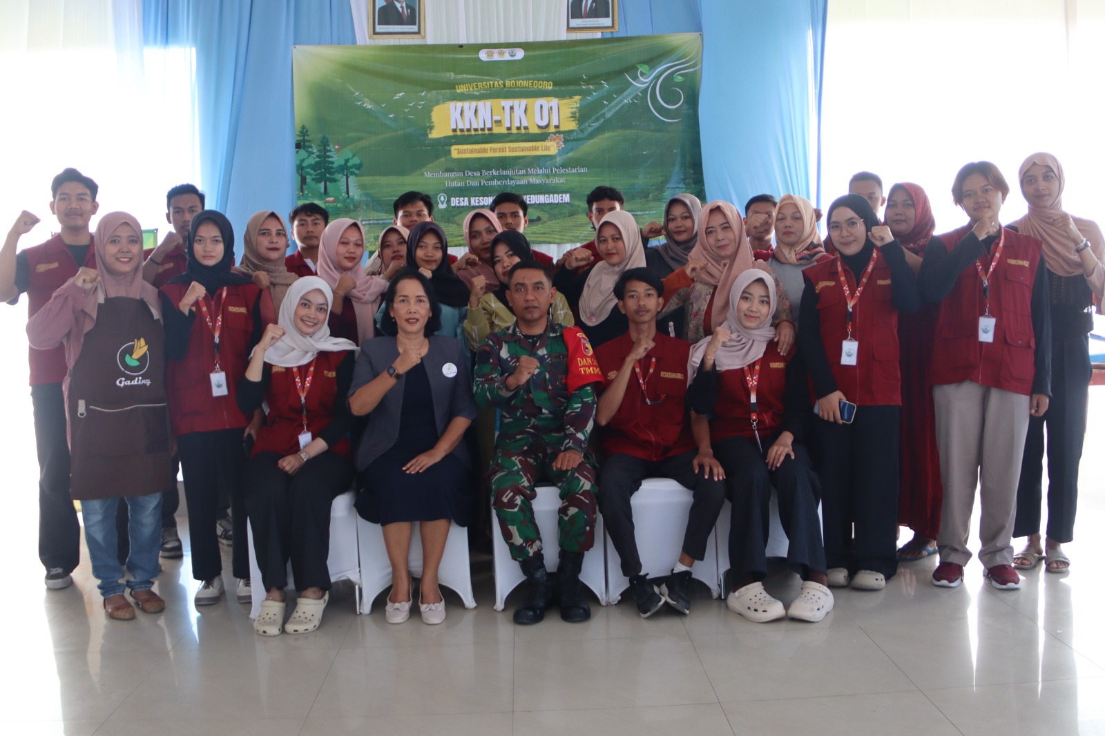 Ketika Seragam Loreng dan Jaket Almamater Berpadu, TMMD ke- 129 Kodim 0813 Bojonegoro Jadi Ajang Gembleng Generasi Muda
