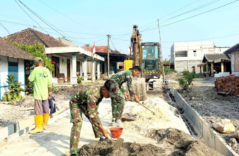 Menembus Terik Demi Pelosok Desa, Satgas TMMD ke-129 Kodim 0813 Bojonegoro dan Warga Kesongo Wujudkan Drainase Bebas Banjir