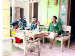 Menganyam Kebersamaan di Teras, Cara Babinsa Kesongo Rangkul Warga Sukseskan TMMD ke-129 Kodim 0813 Bojonegoro Menganyam Kebersamaan di Teras, Cara Babinsa Kesongo Rangkul Warga Sukseskan TMMD ke-129 Kodim 0813 Bojonegoro