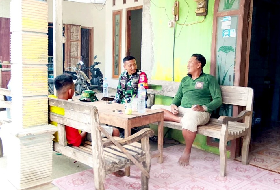 Menganyam Kebersamaan di Teras, Cara Babinsa Kesongo Rangkul Warga Sukseskan TMMD ke-129 Kodim 0813 Bojonegoro