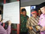 Nasrul Abit saat menghadiri dan menandatangani pameran bersama Seni Rupa, FBS, UNP Padang dengan Fakultas Seni Rupa fan Desain (FSRD) Institut Seni Indonesia (ISI) Padangpanjang, 2019 silam. – Foto Yasrul Sami Batubara –