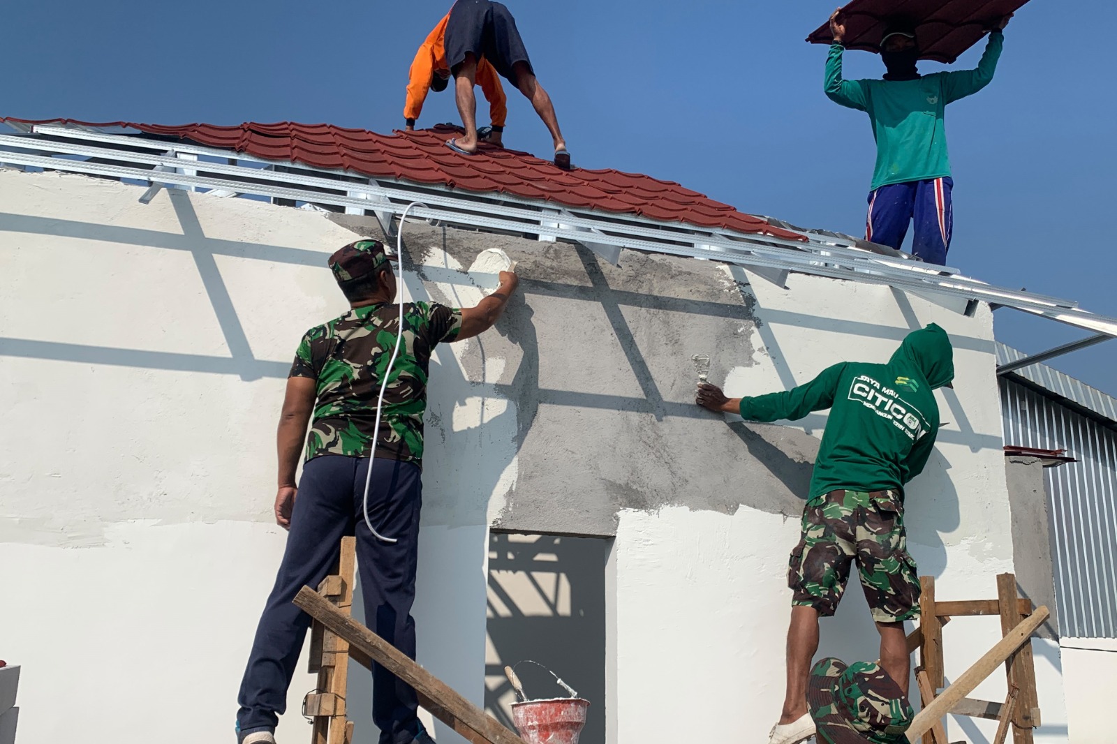 Mengukir Bakti di Tapak Perbatasan, Satgas TMMD ke-129 Kodim 0813 Bojonegoro dan Warga Kesongo Menyatu Membangun Rumah Doa