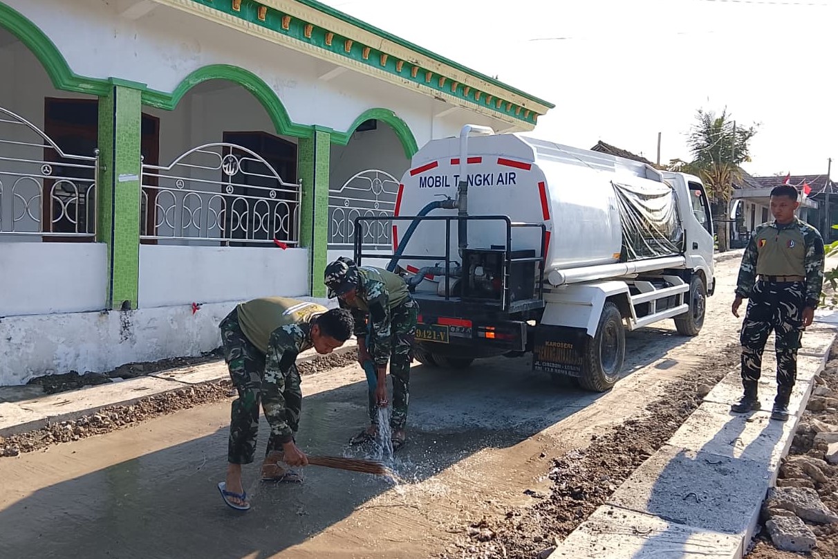 Menjaga Asa di Depan Rumah Ibadah, Kala Satgas TMMD ke-129 Kodim 0813 Bojonegoro Setia Merawat Jalan Desa Kesongo