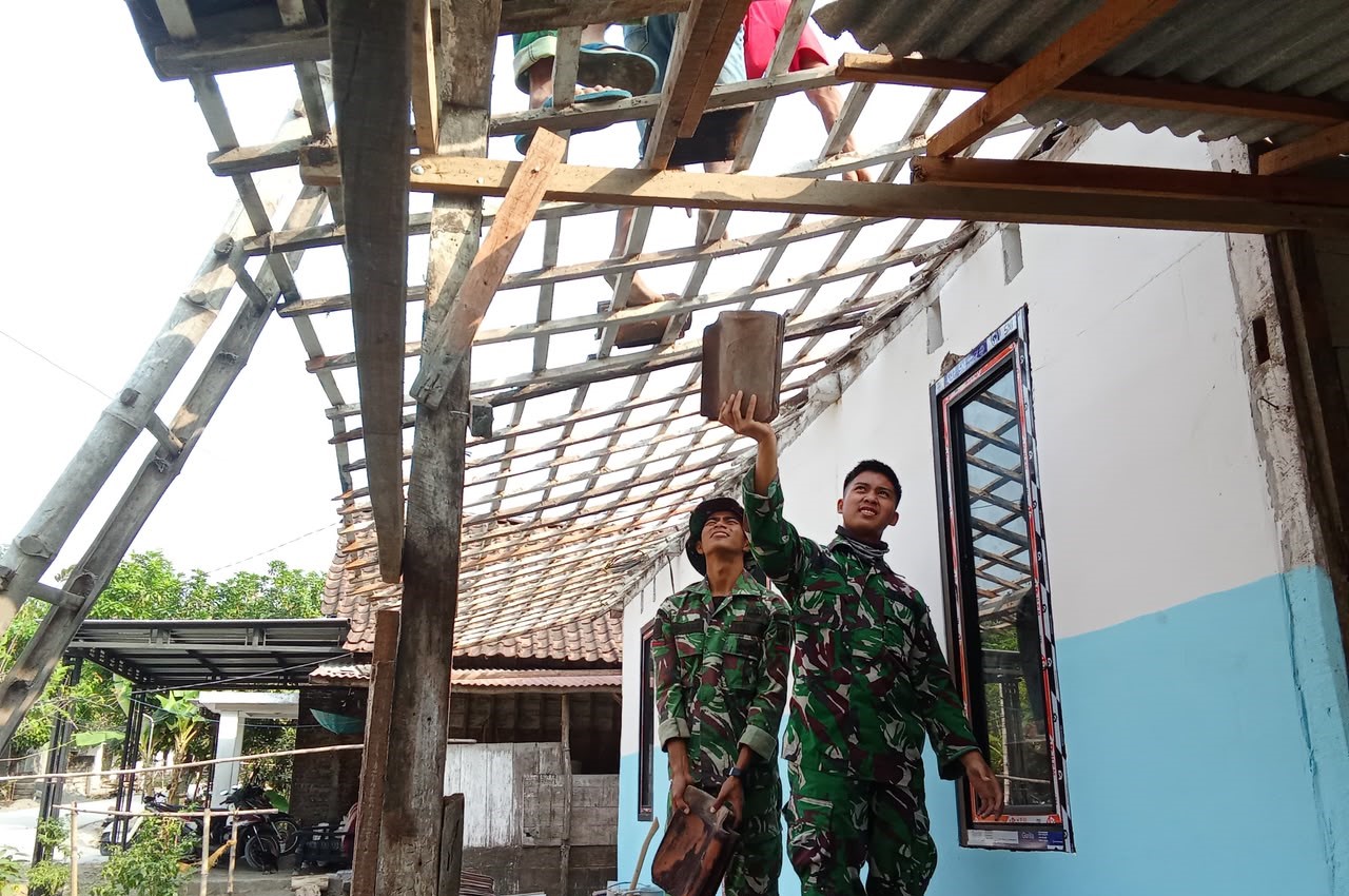 Merajut Harapan di Bawah Atap Baru, Sentuhan Hangat Satgas TMMD ke-129 Kodim 0813 Bojonegoro untuk Rumah Pak Ladi