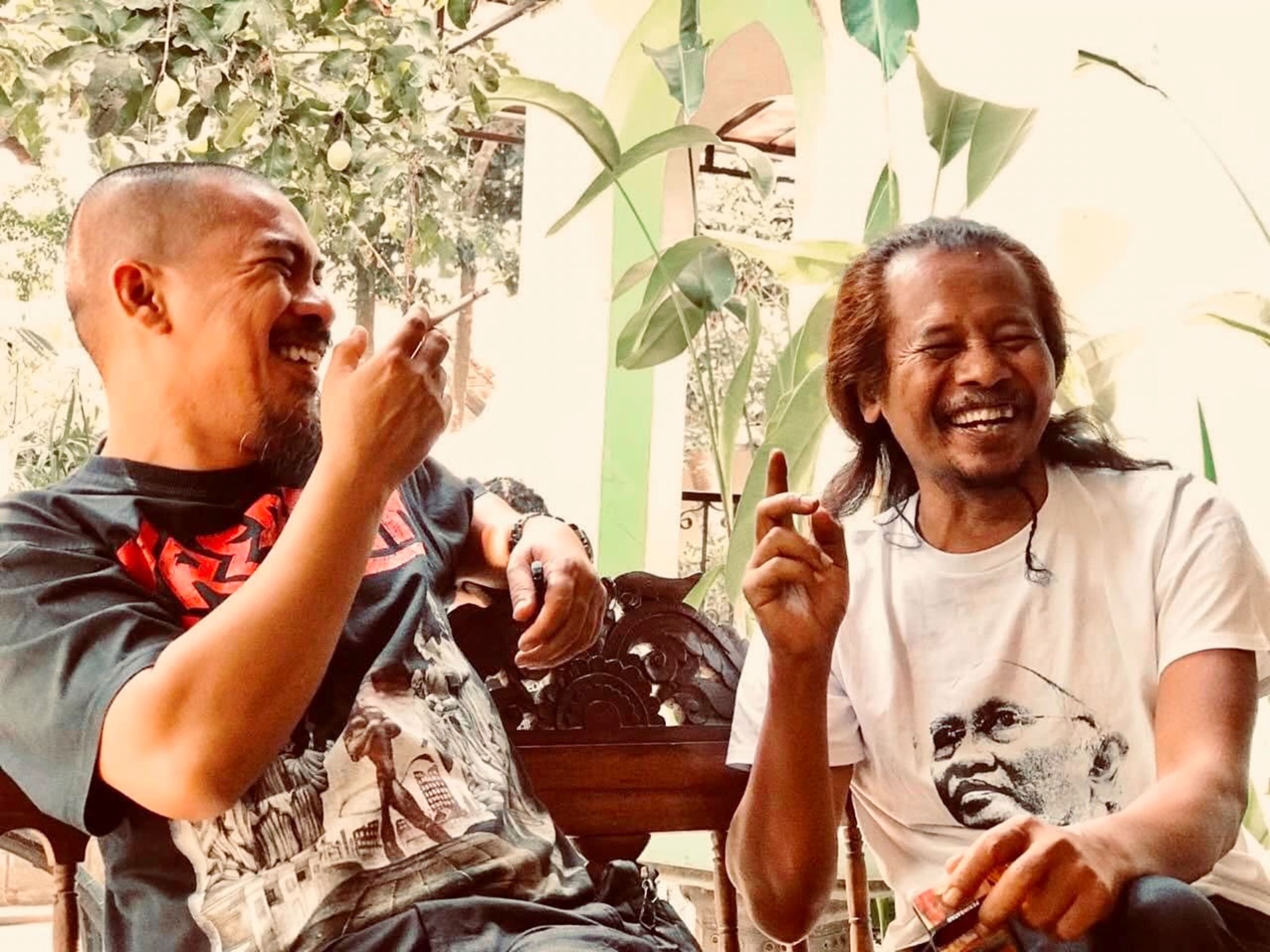 Nasirun (kanan/alm) dan Jumaldi Alfi (kiri) dalam suatu dialog diiringi canda tawa