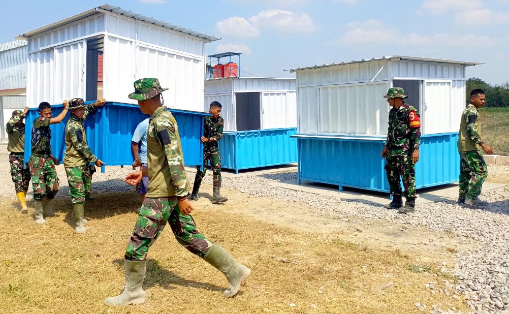 Panas Terik Tak Masalah! Satgas TMMD ke-129 Kodim 0813 Bojonegoro Gotong 'Lapak Masa Depan' Demi UMKM Kesongo