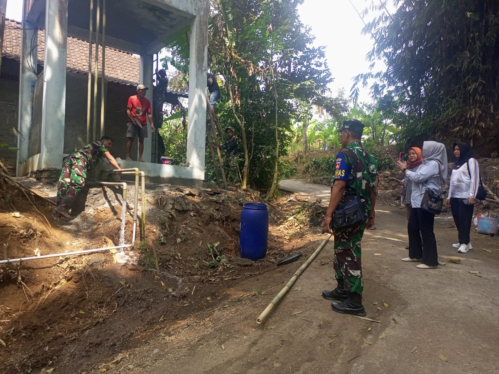 Persit KCK Koorcab Korem 073 Makutarama Kunjungi Posko TMMD dan Lokasi Sumur Bor di Desa Cukil