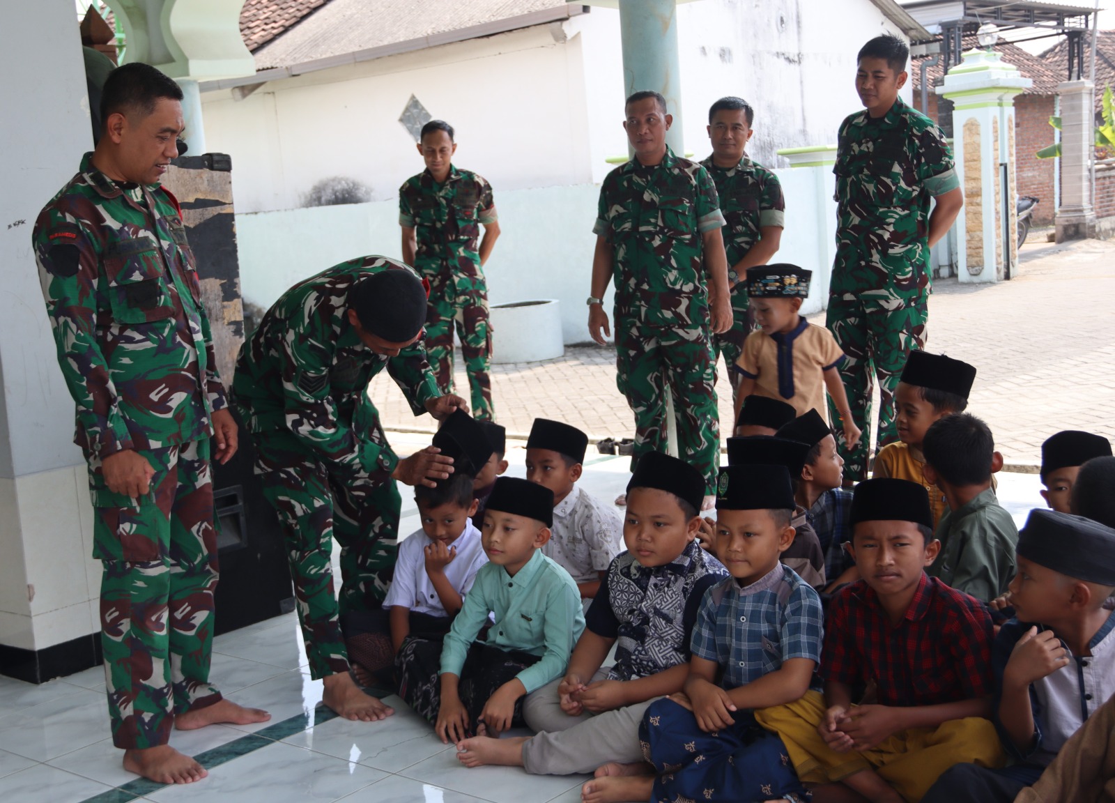 Potret Hangat TMMD ke-129 Kodim 0813 Bojonegoro, Kala Prajurit TNI Jadi Sahabat Anak-Anak Desa Kesongo