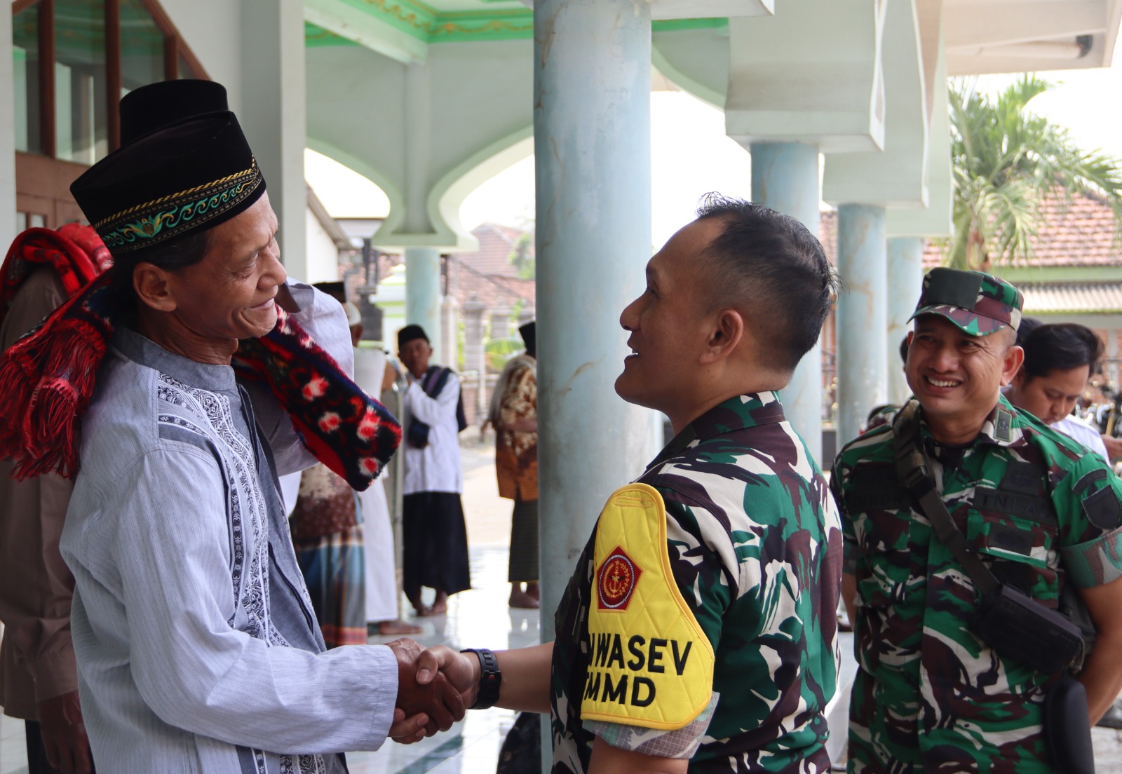Saat Bintang Satu dan Warga Bersujud Bersama, Potret Kebersamaan Tim Wasev TMMD ke-129 Kodim 0813 Bojonegoro di Desa Kesongo