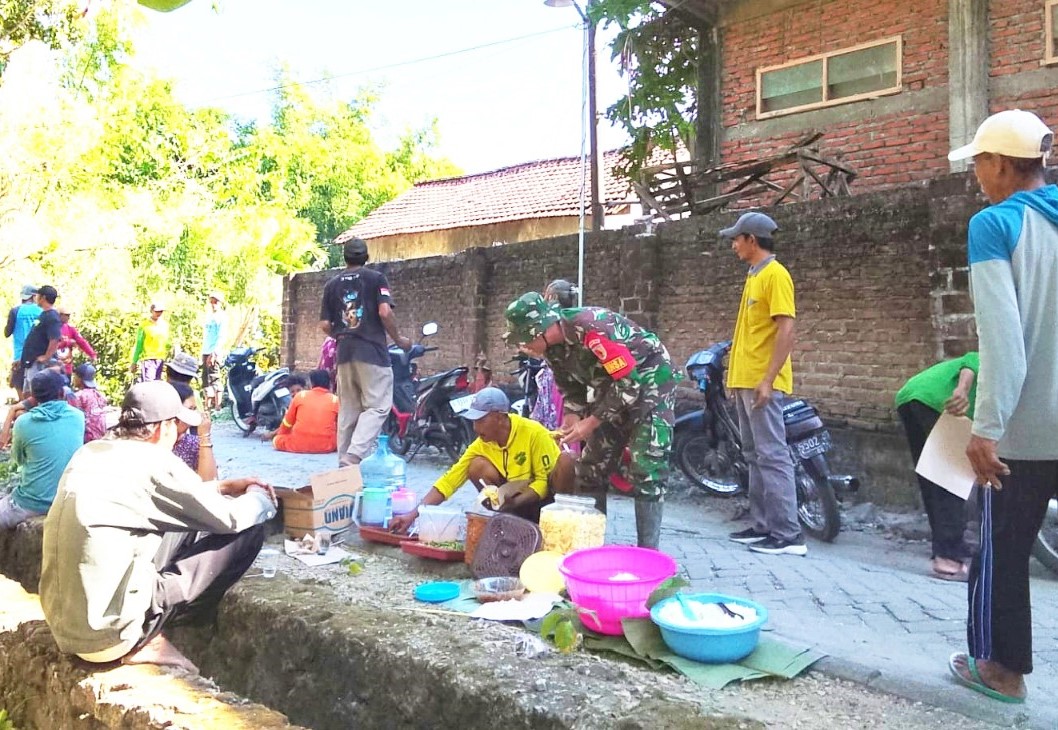 Sajian Hangat Warga Kesongo Mengikat Hati Satgas TMMD ke-129 Kodim 0813 Bojonegoro