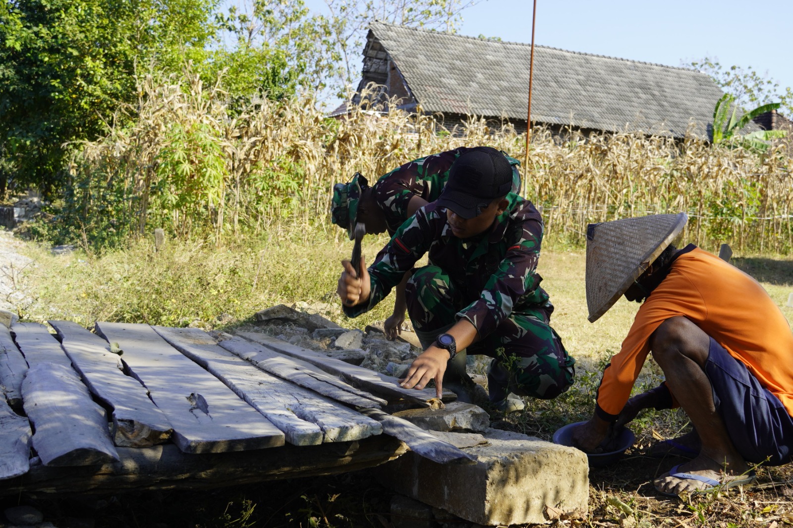 Satgas TMMD ke-129 Kodim 0813 Bojonegoro Bantu Benahi Jembatan Warga Kesongo