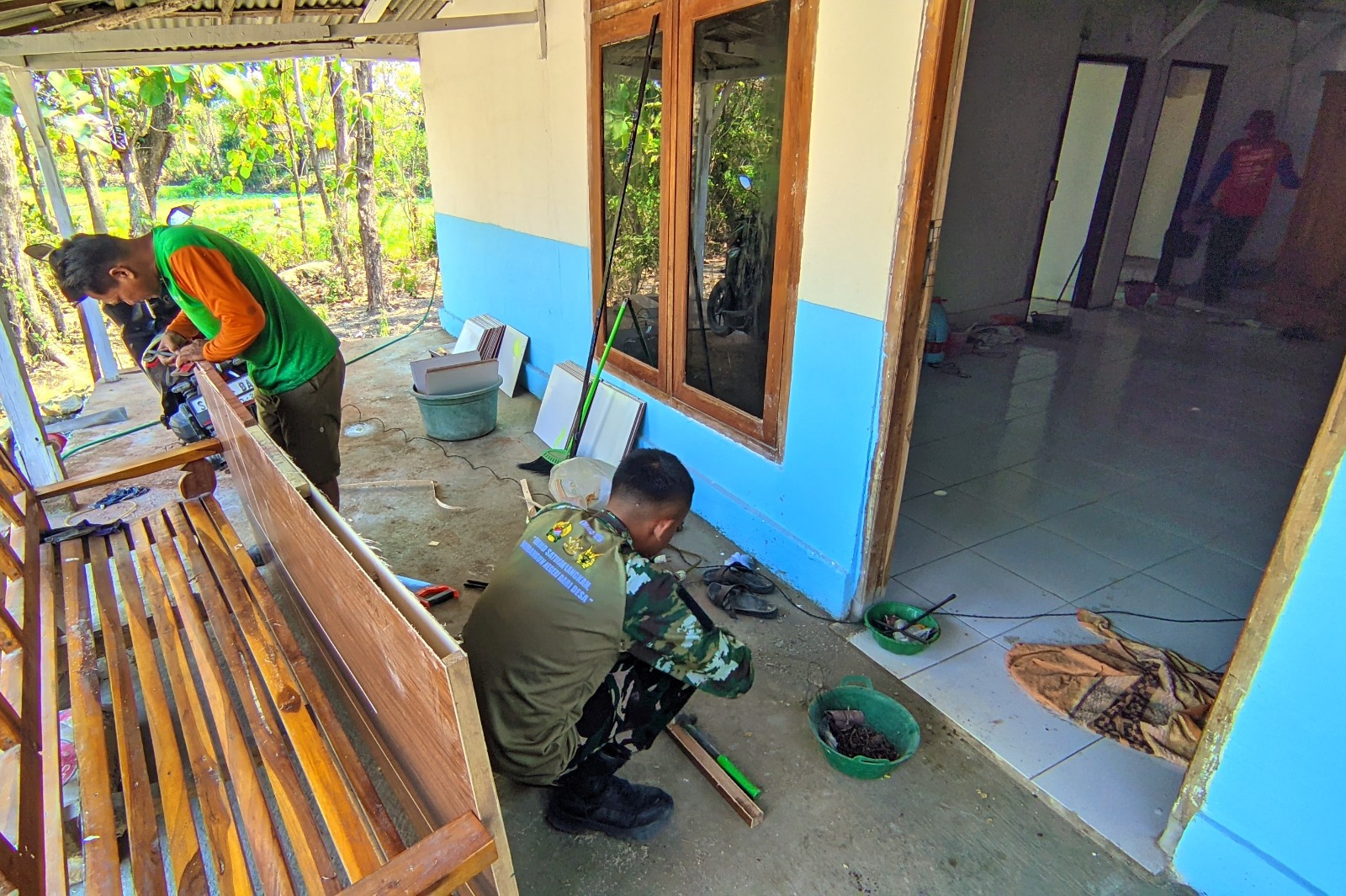 Satgas TMMD ke-129 Kodim 0813 Bojonegoro dan Warga Kesongo Bahu-Membahu Merajut Asa Ibu Jasmiati