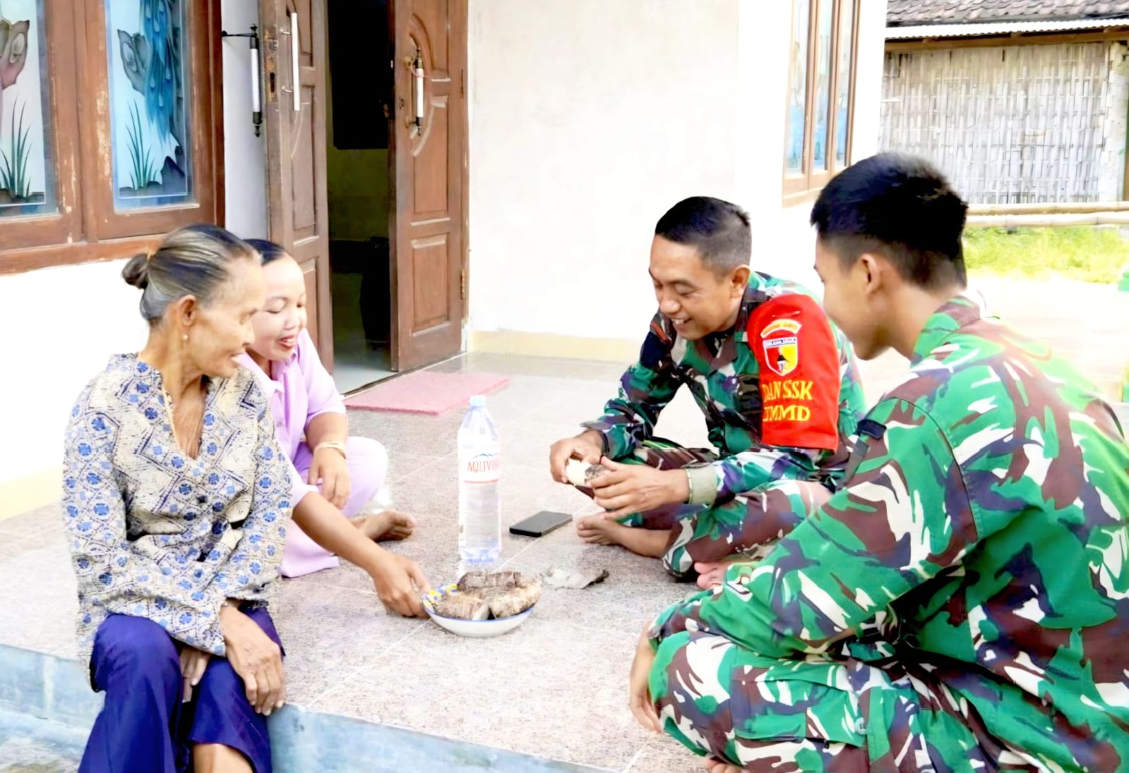 Satgas TMMD ke- 129 Kodim 0813 Bojonegoro dan Warga Kesongo Berat Melepas Rindu