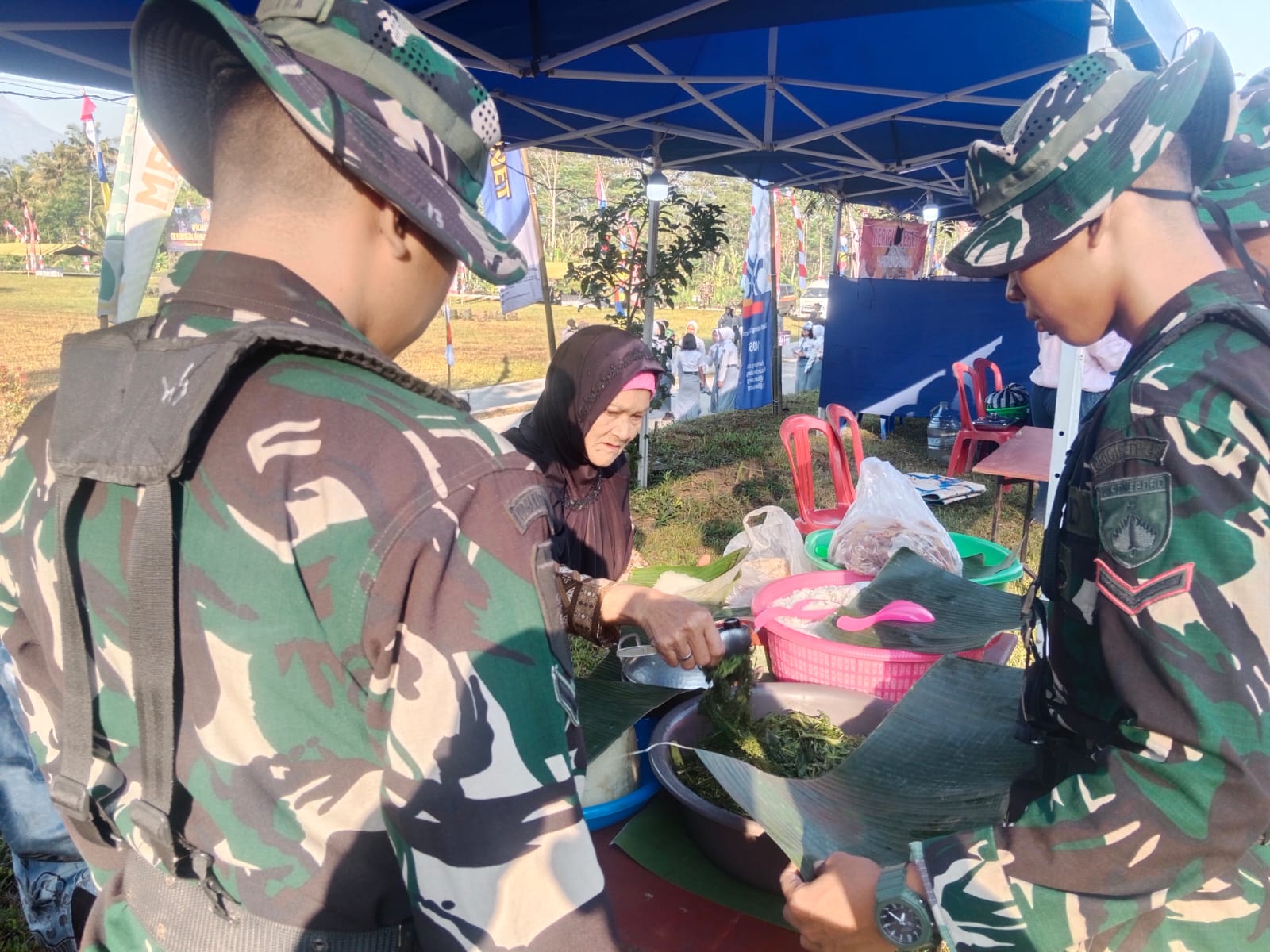 Semangat Hidup Tak Pernah Padam, Sepasang Lansia Tangguh Tetap Berjuang Mencari Nafkah di Momen Penutupan TMMD Reguler ke-129 Kodim 0714 Salatiga