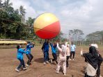 Semarak HUT ke-81 Kemerdekaan RI, Lomba Bola Besar Tingkat Guru Mempererat Kebersamaan TNI danWarga Cukil Semarak HUT ke-81 Kemerdekaan RI, Lomba Bola Besar Tingkat Guru Mempererat Kebersamaan TNI danWarga Cukil