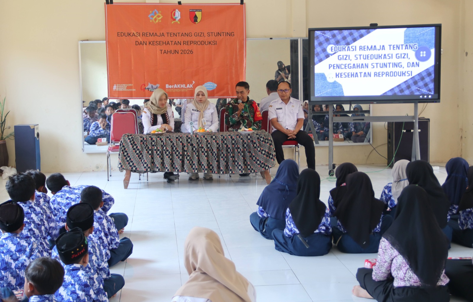 Sentuh Hati Generasi Muda, Satgas TMMD ke-129 Kodim 0813 Bojonegoro dan DP3AKB Edukasi Stunting, serta Kesehatan Reproduksi di Kesongo.