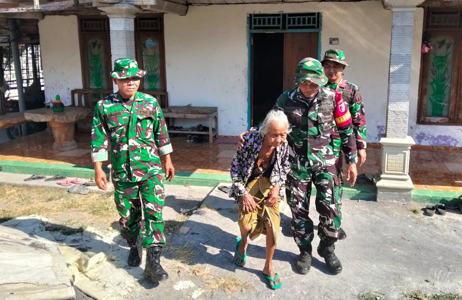 Sentuhan Kasih di Kesongo, Satgas TMMD ke-129 Kodim 0813 Bojonegoro Merangkul Mbah Kasidah Menatap Rumah Baru Anak Tercinta