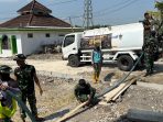 Senyum Mengembang, Satgas TMMD ke-129 Kodim 0813 Bojonegoro Grojok Air Bersih Door to Door di Kesongo Senyum Mengembang, Satgas TMMD ke-129 Kodim 0813 Bojonegoro Grojok Air Bersih Door to Door di Kesongo