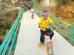 Senyum Nyaring di Atas Jembatan TMMD ke-129 Kodim 0813 Bojonegoro Brang Etan, Buat Ibu-Ibu dan Santri Cilik Bernapas Lega