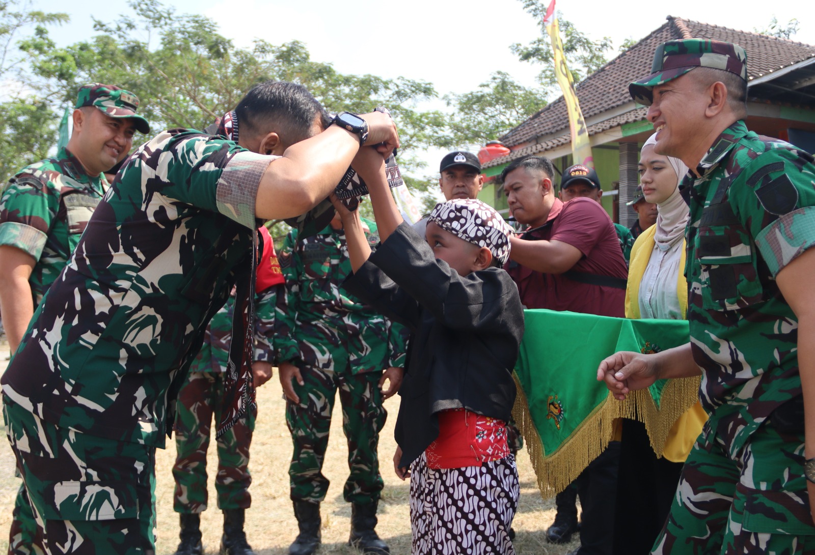 Senyum Tiga Generasi Sambut Jenderal Herry Subagyo, Potret Hangat Kunjungan Wasev TMMD ke-129 Kodim 0813 Bojonegoro di Kesongo