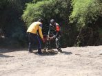 Sinergi Hijau di TMMD ke-129 Kodim 0813 Bojonegoro, Babinsa Kesongo dan DLH 'Keroyokan' Buat Lubang Tanam Pohon untuk Jaga Tanggul Sungai