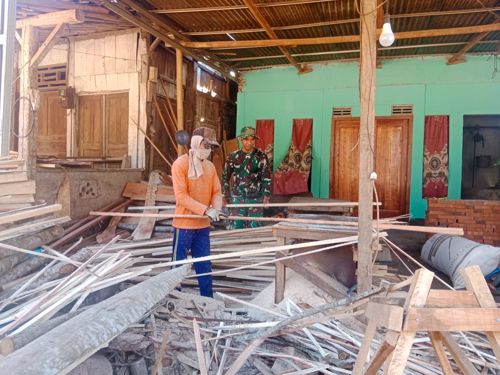 TMMD Reguler ke-129 Kodim 0714 Salatiga, Dari Serbuk Kayu Menuju Harapan, Usaha Penggergajian Kayu di Cukil Bangkit Bersama TNI