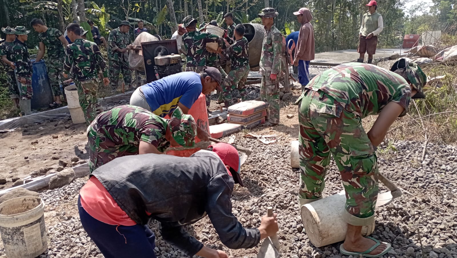 TMMD Reguler ke-129 Kodim 0714 Salatiga, Demi Kesejahteraan Warga Desa Cukil, Satgas dan Warga Terus Bekerja di Bawah Terik Matahari