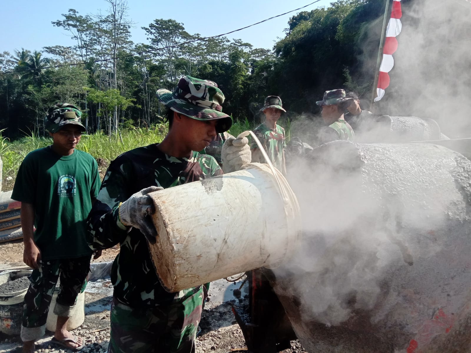 TMMD Reguler ke-129 Kodim 0714 Salatiga, Di Balik Kepulan Debu Semen, Semangat TMMD dan Warga Tak Pernah Redup