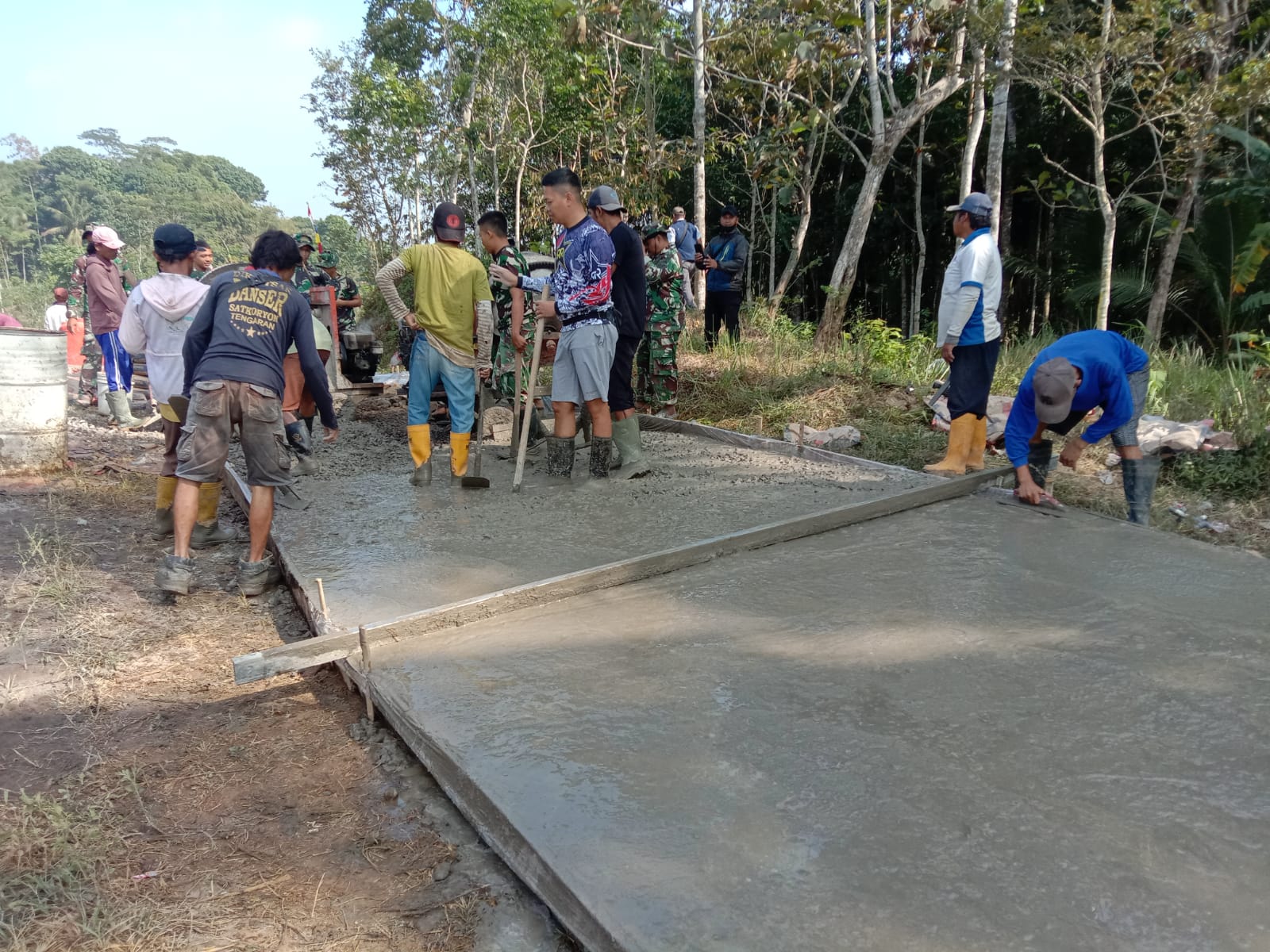 TMMD Reguler ke-129 Kodim 0714 Salatiga, Di Bawah Mentari Pagi, Kebersamaan Mengukir Jalan Harapan di Dusun Kaliwarak