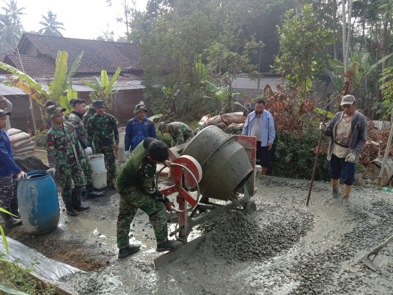 TMMD Reguler ke-129 Kodim 0714 Salatiga, Dibalik Putaran Molen, Dedikasi Operator Menjaga Kualitas Setiap Adukan Cor