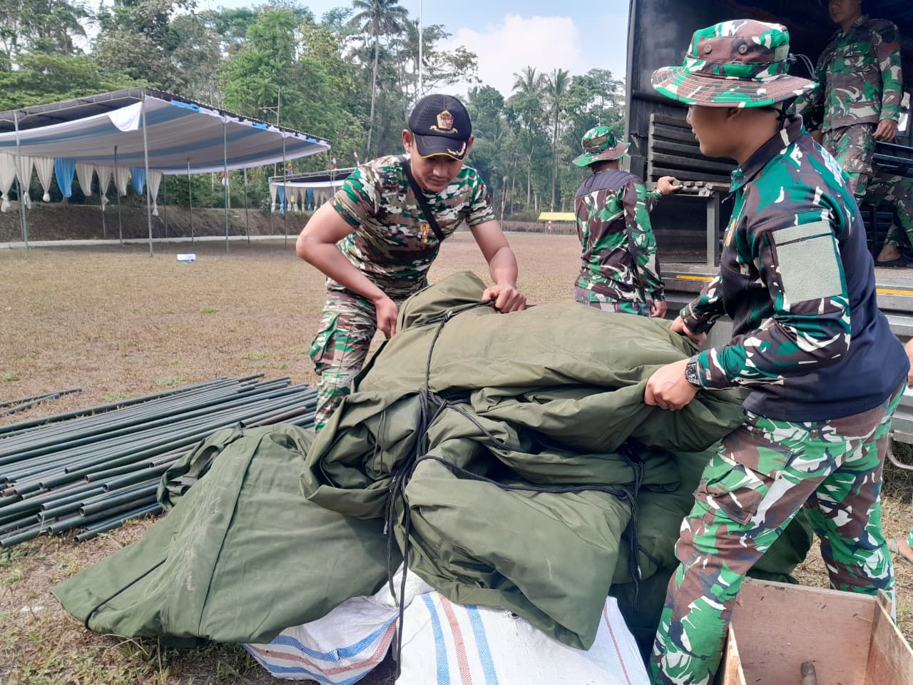 TMMD Reguler ke-129 Kodim 0714 Salatiga, Jelang Penutupan Warga Cukil Gotong Royong Siapkan Tenda Upacara