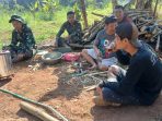 TMMD Reguler ke-129 Kodim 0714 Salatiga, Keakraban Tanpa Sekat, Warga dan Prajurit Lepas Lelah Sambil Santai Cerita Progres Pengecoran TMMD Reguler ke-129 Kodim 0714 Salatiga, Keakraban Tanpa Sekat, Warga dan Prajurit Lepas Lelah Sambil Santai Cerita Progres Pengecoran
