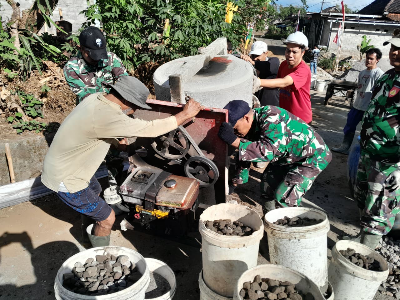 TMMD Reguler ke-129 Kodim 0714 Salatiga, Kebersamaan Membuat Beban Menjadi Ringan, Bukti Nyata TNI Hadir Berjuang Bersama Rakyat