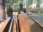 TMMD Reguler ke-129 Kodim 0714 Salatiga, Kehangatan Kebersamaan di Atas Kayu Olahan Saat Istirahat Kerja di Desa Cukil TMMD Reguler ke-129 Kodim 0714 Salatiga, Kehangatan Kebersamaan di Atas Kayu Olahan Saat Istirahat Kerja di Desa Cukil