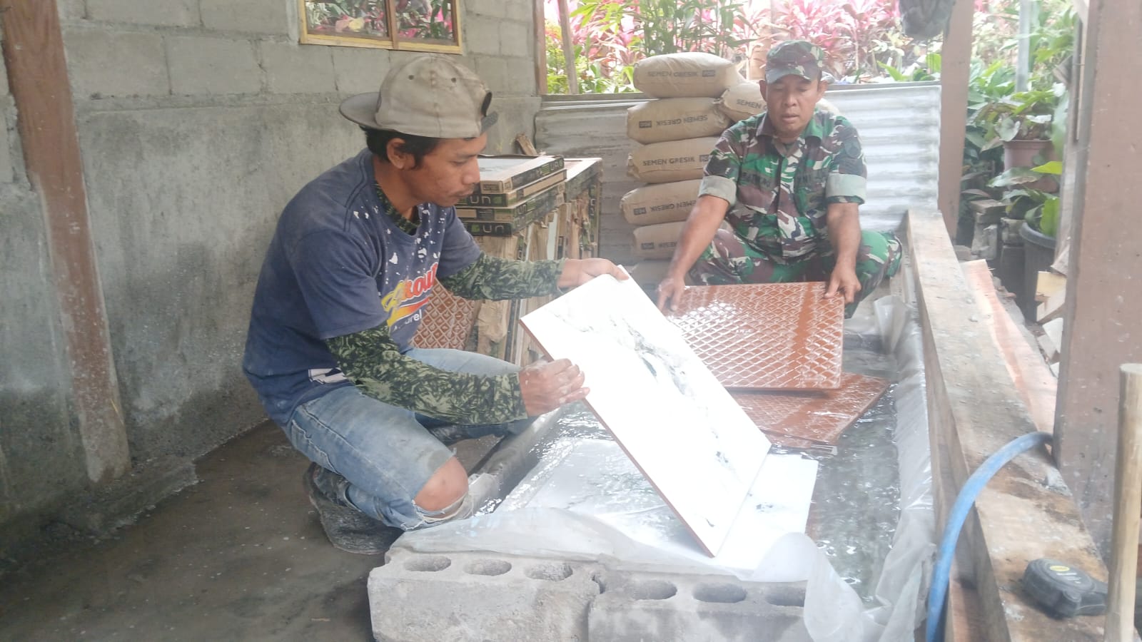 TMMD Reguler ke-129 Kodim 0714 Salatiga, Keramik Direndam Sebelum Dipasang