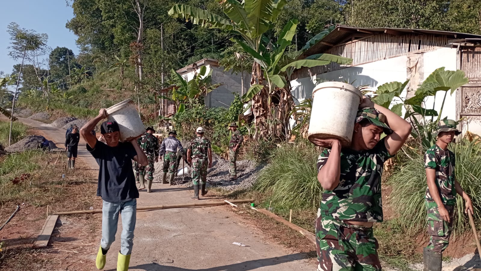 TMMD Reguler ke-129 Kodim 0714 Salatiga, Kolaborasi Bersama antara Satgas dan Warga Membawa Keberhasilan dalam Pengecoran Jalan