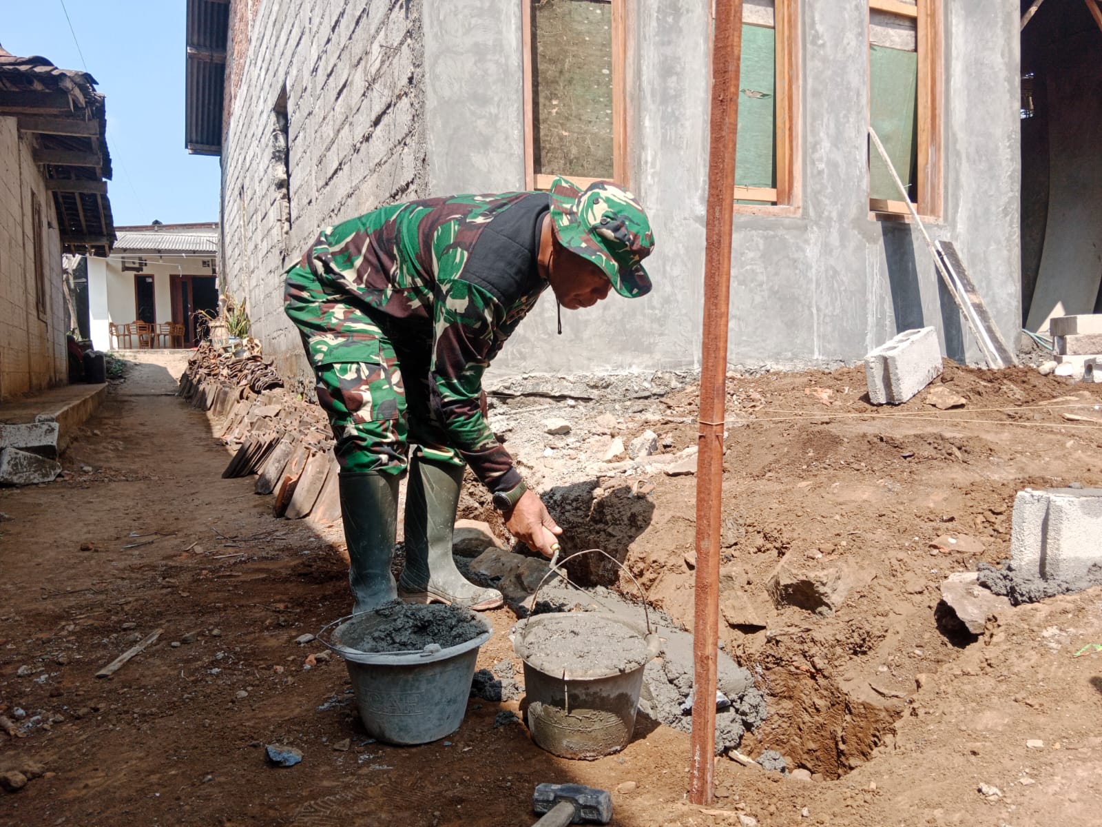 TMMD Reguler ke-129 Kodim 0714 Salatiga, Langkah Awal Mengukir Asa, Pembangunan Pondasi Teras Rumah Pak Imam