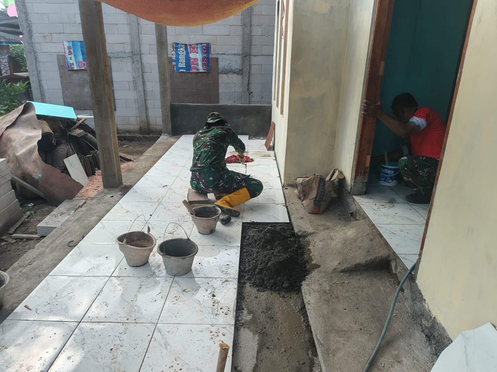 TMMD Reguler ke-129 Kodim 0714 Salatiga, Lukisan Indah di Tangan Anggota TNI, Program RTLH Percantik Rumah Warga.